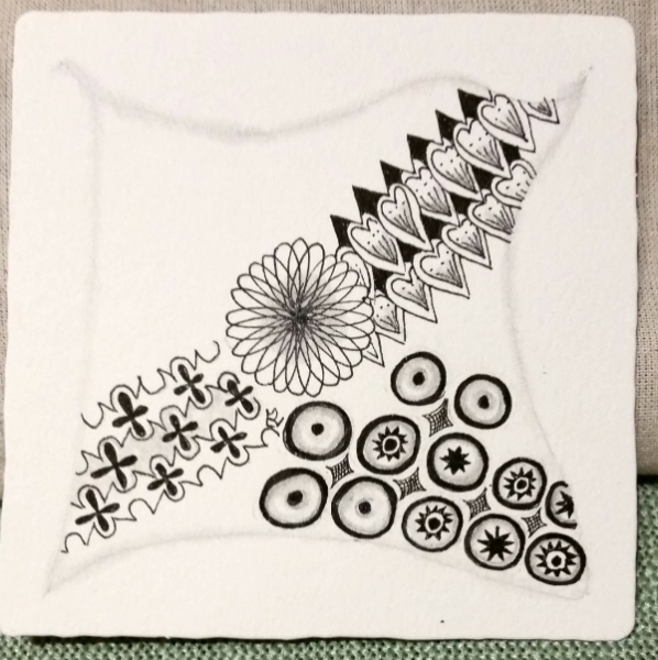 Ein Zentangle aus den Mustern Satsu, Unbatz, Fairy Wings, Poppi Love gezeichnet von Ela Rieger, CZT
